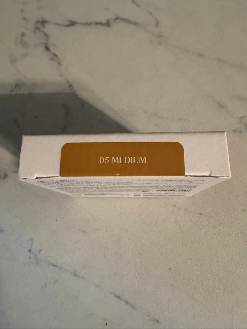 HUDA BEAUTY GLOWISH LUMINOUS PRESSED POWDER;—05 MEDIUM